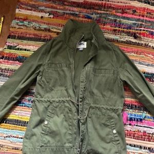 NWOT army green fall light weight coat with pockets and drawstring waist sz xs